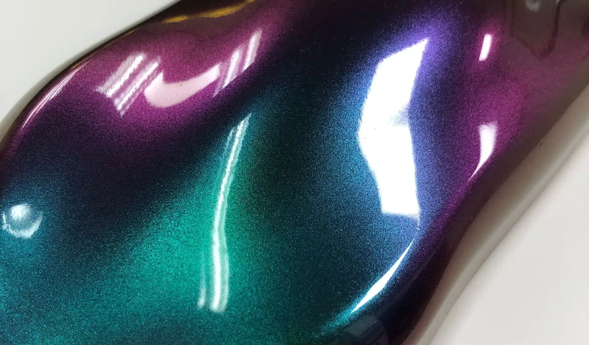 What are the characteristics of chameleon pigments?
