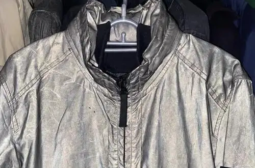 Reflective powder used in fabric coloring
